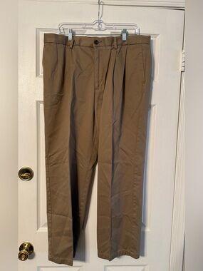 Dockers Men's Pleated Chino Pants in Khaki Brown